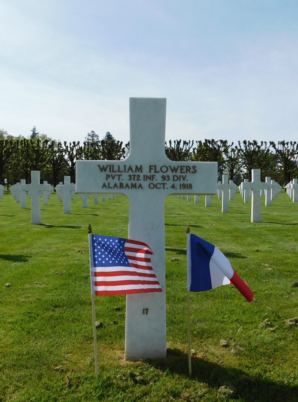 William Flower's grave with a French and American flag.