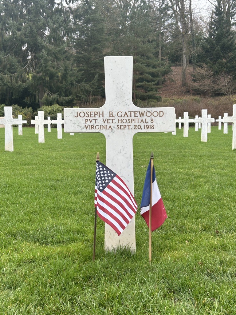 A color photograph of a cross headstone engraved with “Joseph B. Gatewood PVT. VET. Hospital 8 Virginia Sept. 20 1918”