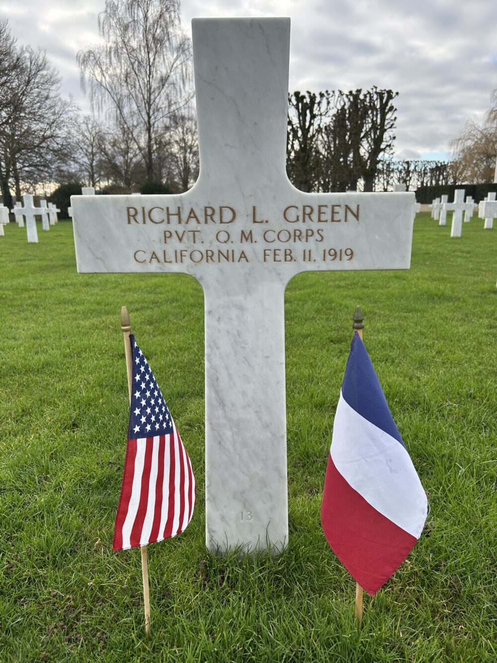 Richard Green's grave with an American and French flag.
